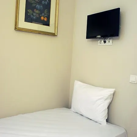 Hotel Academia 2*